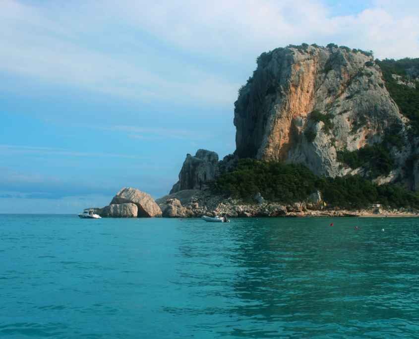 Die Gommone sind 40PS-Schlauchboote, die für Tagestrips ganz ohne Führerschein zu mieten sind