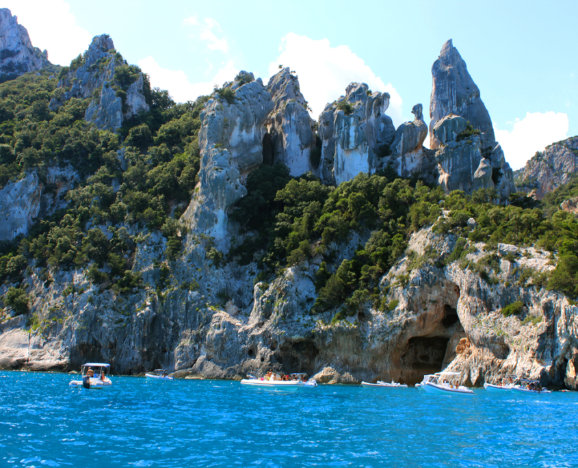 Zum gelungenen Sardinienurlaub gehört ein Motorboot-Ausflug entlang der Ostküste im Golf von Orosei