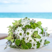 Weddingplanning und Strandhochzeitsorganisation. Blumendekor und Brautschmuck