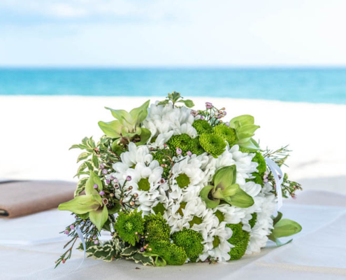 Weddingplanning und Strandhochzeitsorganisation. Blumendekor und Brautschmuck