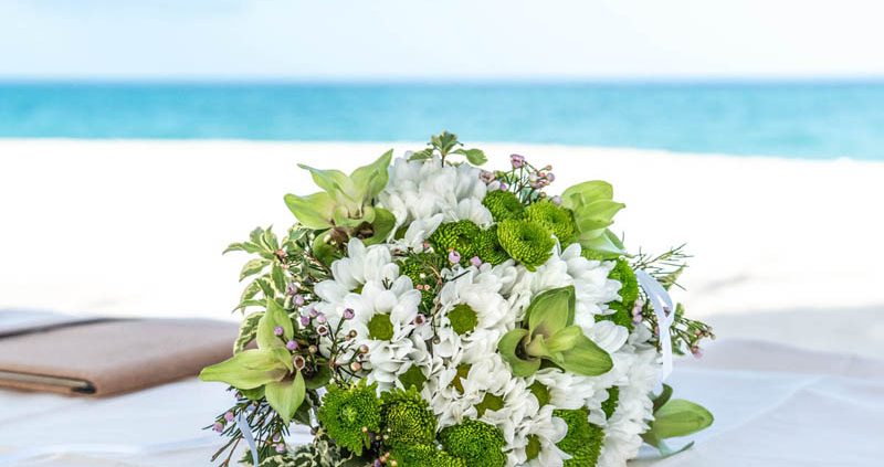 Weddingplanning und Strandhochzeitsorganisation. Blumendekor und Brautschmuck