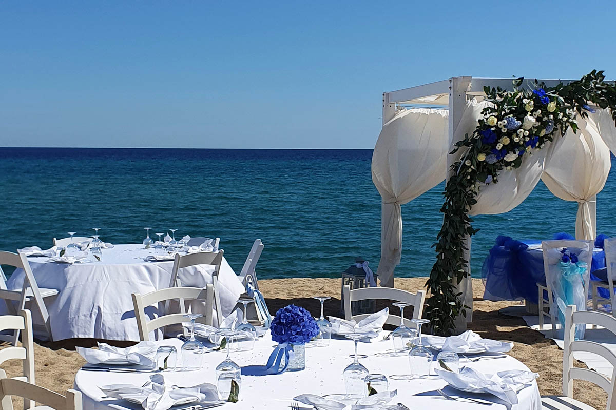 Rechtsverbindlich Heiraten am Strand in Sardinien vor Meereskulisse