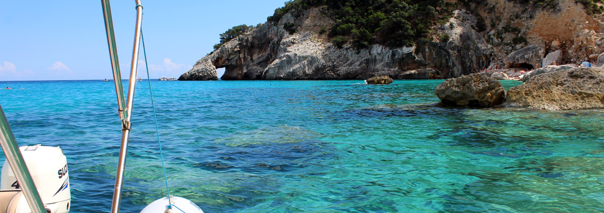 Miete dein eigenes Motorboot ohne Führerschein bei Hochzeit-Catering-Sardinien