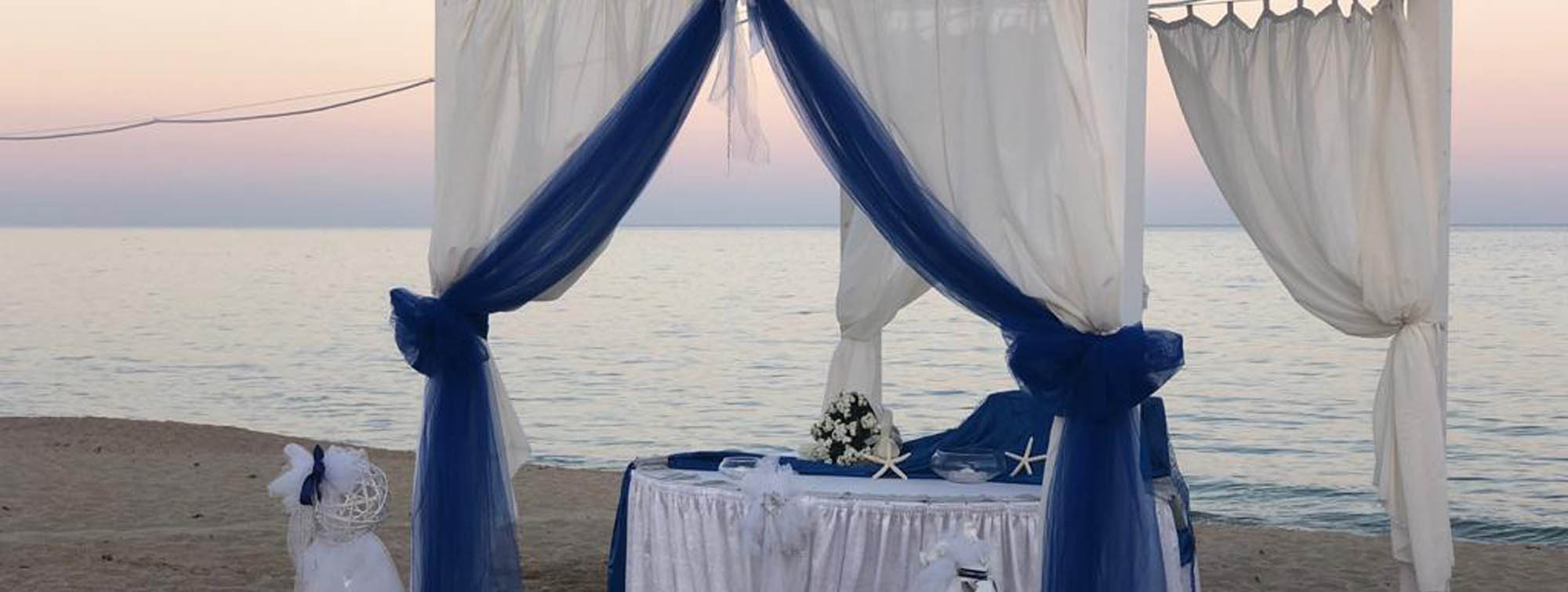 Heirate unter dem Traubogen direkt am Meer in Sardinien