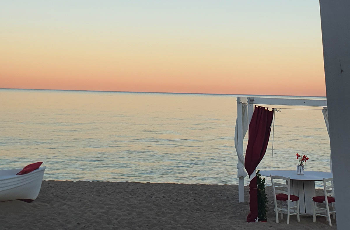 Heirat bei Sonnenuntergang am Strand