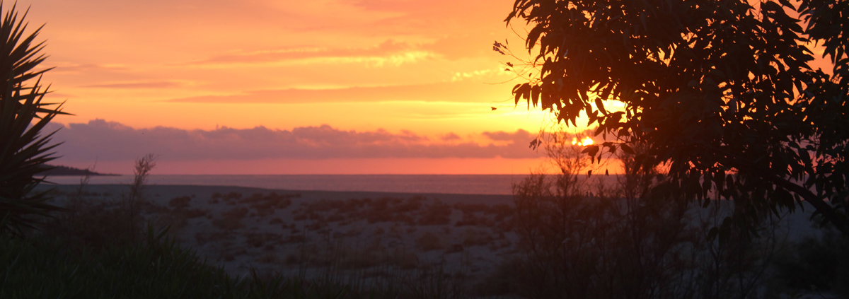 Reite in den Sonnenaufgang am Golfo di Orosei in Ostsardinien