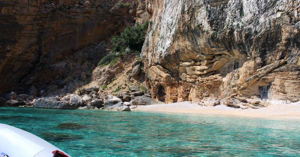 Buche bei Hochzeit-Catering-Sardinien dein eigenes führerscheinfreies Motorboot zum Bestpreis