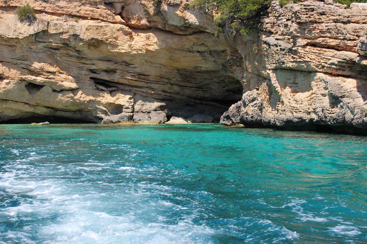 Buche bei Hochzeit-Catering-Sardinien dein führerscheifreies Motorboot