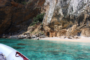 Buche bei Hochzeit-Catering-Sardinien dein eigenes führerscheinfreies Motorboot zum Bestpreis