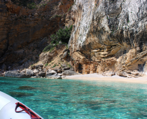 Buche bei Hochzeit-Catering-Sardinien dein eigenes führerscheinfreies Motorboot zum Bestpreis