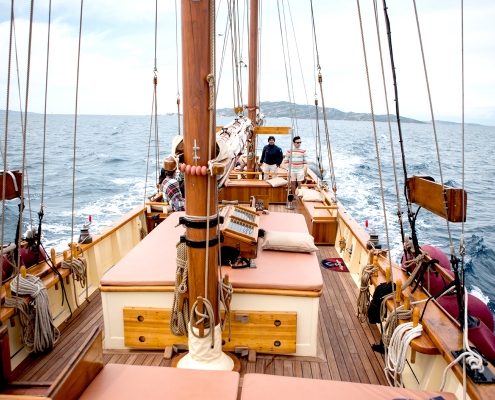 Buche deinen Segeltörn auf einem antiken Se durch das Maddalena-Archipel in Sardinien zum Bestpreis