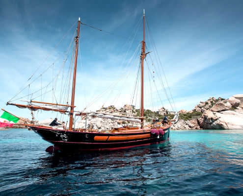 Buche deinen Segeltörn auf einem antiken Segelschoner durch das Maddalena-Archipel in Sardinien zum Bestpreis