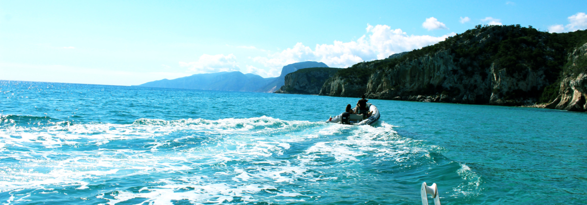 Buche bei Hochzeit-Catering-Sardinien dein Motorboot führerscheinfrei