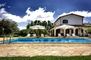 Luxusvilla Ansicht mit Pool in Nord-West Sardinien, Alghero - bei Hochzeit-Catering-Sardinien zum Bestpreis buchen