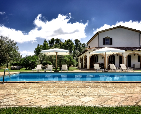 Luxusvilla Ansicht mit Pool in Nord-West Sardinien, Alghero - bei Hochzeit-Catering-Sardinien zum Bestpreis buchen